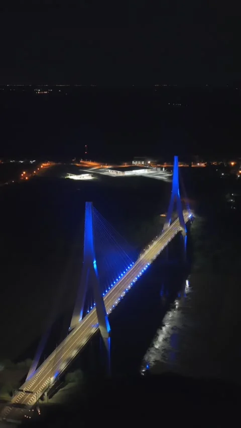 Blue-lit Integration Bridge crossing Paraná River at the Triple Frontier border Vídeo Stock 329608131