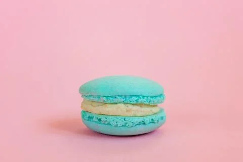 Blue macaron on pink background Foto stock
