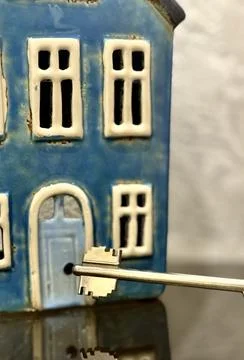 Blue Mini House With Key Stock-Fotos