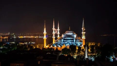 The Blue Mosque during Ramadan in front of the sea of Marmara Vídeo Stock 116913603