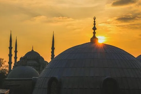 Blue Mosque as seen from Hagia Sofia at sunset, Istanbul, Turkey Stock-Fotos