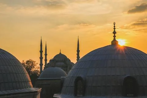 Blue Mosque as seen from Hagia Sofia at sunset, Istanbul, Turkey 스톡 사진