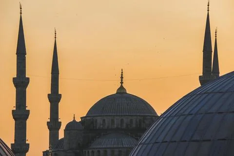 Blue Mosque as seen from Hagia Sofia at sunset, Istanbul, Turkey Stock-Fotos