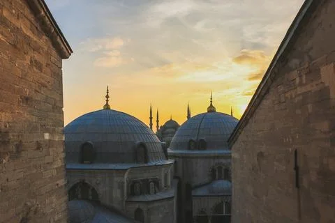 Blue Mosque as seen from Hagia Sofia at sunset, Istanbul, Turkey Stock-Fotos