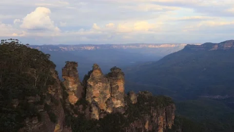 Blue Mountains Echo point in Katoomba and Three Sisters rock formation. Stock Footage 135876288