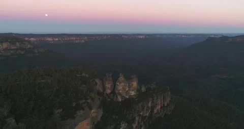 Blue Mountains Katoomba echo point lookout and Three Sisters rock formation. Stock Footage 135876064