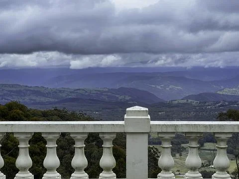 Blue Mountains with view of dark clouds covering the rainforest trees, Sydney Foto stock