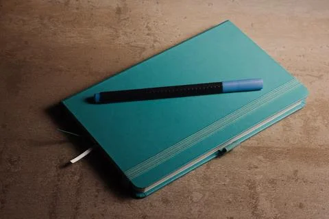 Blue notepad with pen. Stockfoto's