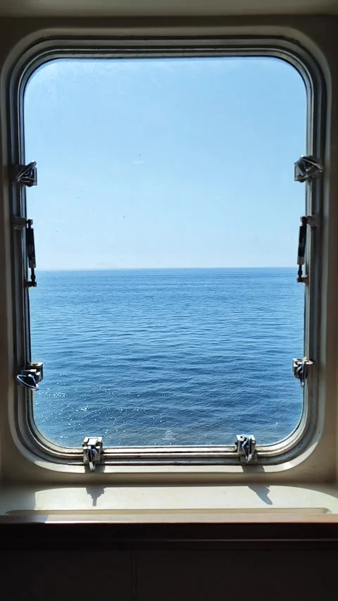 Blue ocean clear sky through rounded rectangular ship window 库存影片 282764905