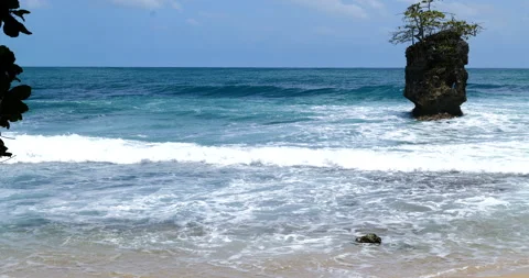 Blue ocean water waves hitting rock in Costa Rica. Stock Footage 154709528