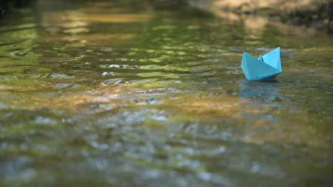 Blue paper boat flowing sailing on river water Vídeos de archivo 145154236