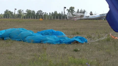 Blue parachute lying on the field 스톡 동영상 95296746