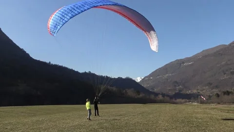 Blue paraglider inflated by the wind Vídeo Stock 154682827
