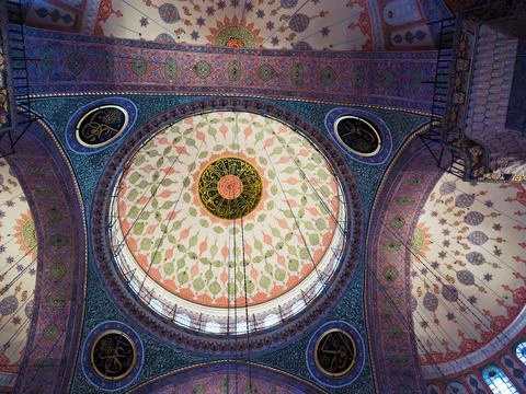 Blue patterned ceiling in the mosque Foto stock