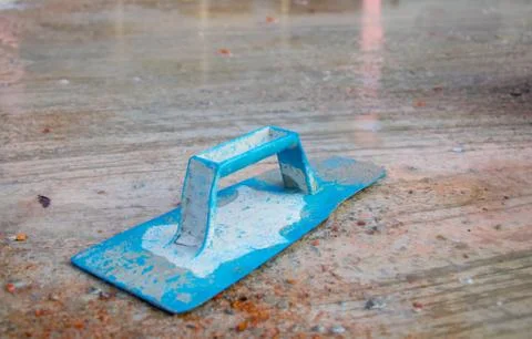 Blue Plasterer at work. Application of the plaster on the cement wall. textur Foto stock