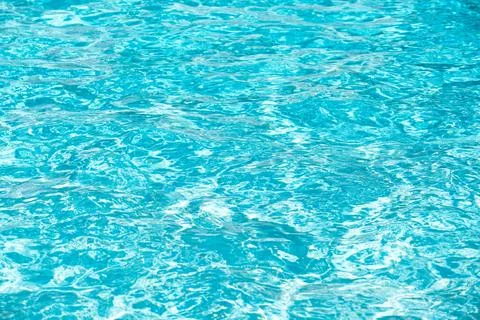 Blue pool water background. Blurred transparent clear calm water surface texture Foto stock