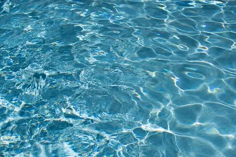 Blue pool water background. Blurred transparent clear calm water surface texture Foto stock