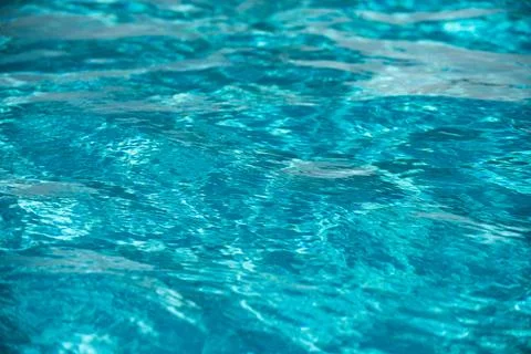 Blue pool water background. Blurred transparent clear calm water surface texture Foto stock