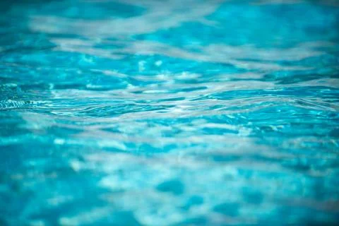 Blue pool water background. Blurred transparent clear calm water surface texture Foto stock