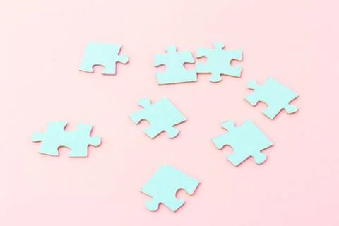 Blue puzzle pieces with empty space for your text and design on pink backgrou Foto stock