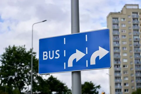 Blue rectangular bus traffic sign against a cloudy sky background Foto stock