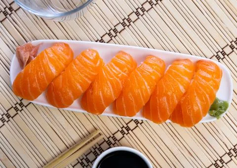 Blue rectangular ceramic plate of delicious salmon nigiri with soy souse on Foto stock