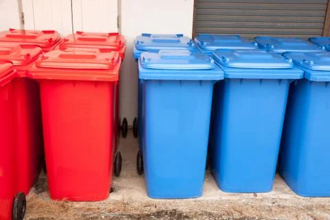 Blue red bins Foto stock