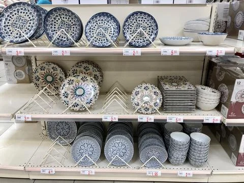Blue rustic pattern ceramic plates on shelves Foto stock