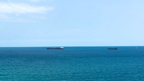 Blue sea surface with small ships on the horizon Vídeos de archivo 342599916