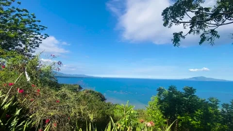 Blue sea under blue sky. Vídeo Stock 253618830