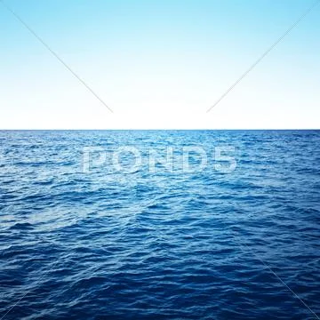 Blue sea with waves and clear blue sky Stock-Fotos