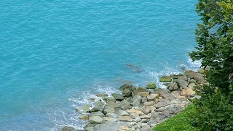 Blue sea waves hitting rocks on the coast line Video stock 333836784