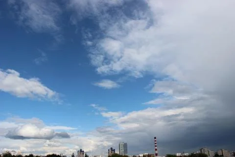 Blue Sky and Cloud Background and city panorama Stockfoto's