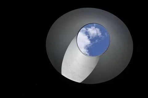 Blue sky and cloud in a round light well Foto stock