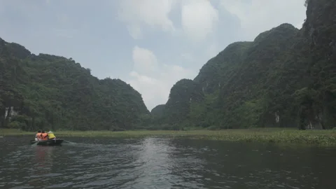 Blue sky and mountain ranges beside Tam Coc river 库存影片 291208376