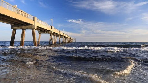 Blue Sky and Ocean with Pier at Fort Walton Beach 库存影片 85889552