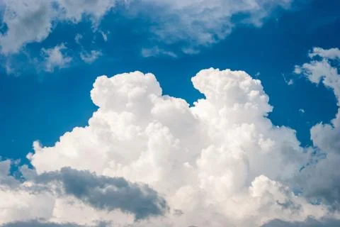 Blue sky and various cloud formations Foto stock