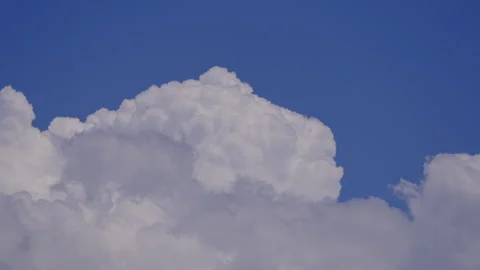 Blue sky and white clouds time-lapse footage 動画素材 322958956