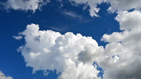 Blue Sky and White Clouds Stockbeeldmateriaal 330684499