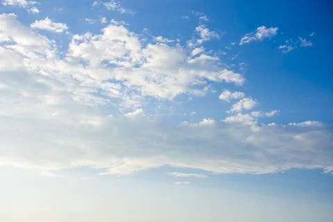 Blue sky and white clouds, the freshness of the new day. The bright blue back Fotos de archivo