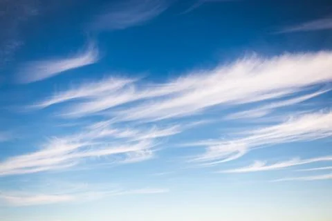 Blue sky background with cirrus clouds, clouds pattern Stockfoto's