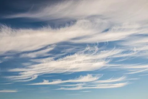 Blue sky background with cirrus clouds, clouds pattern Stockfoto's