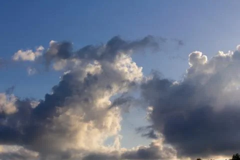 Blue sky background with clouds. Clouds on a clear day Foto stock