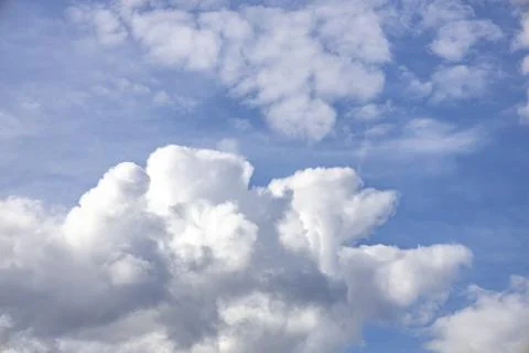 Blue sky background. The clouds on the sky. Colorful blue sky view in brigh.. Foto stock