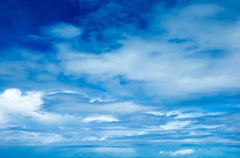 Blue sky background with tiny clouds Foto stock