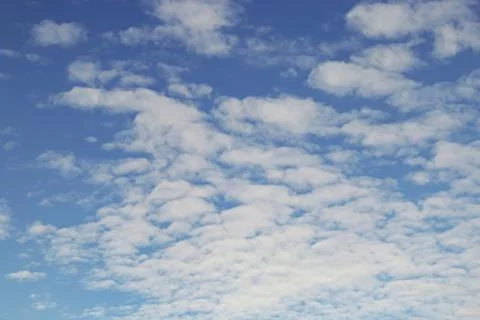Blue sky background with tiny clouds Foto stock
