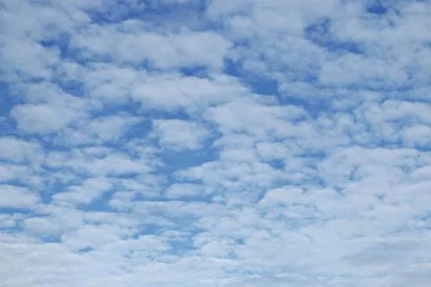 Blue sky background with tiny clouds Foto stock