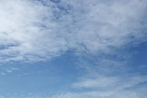 Blue sky background with tiny clouds Stock-Fotos