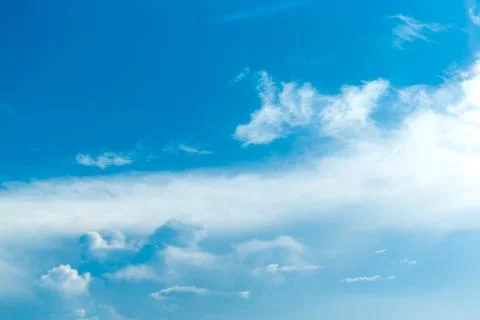 Blue sky background with tiny clouds Foto stock