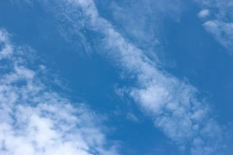 Blue sky background with tiny clouds Foto stock